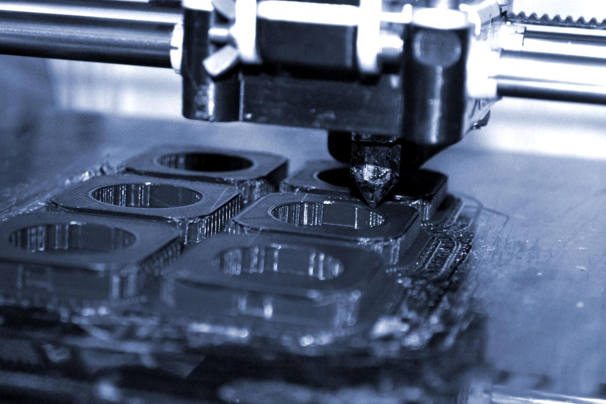 Modri 3D tiskani tehnični deli na tiskalni mizi