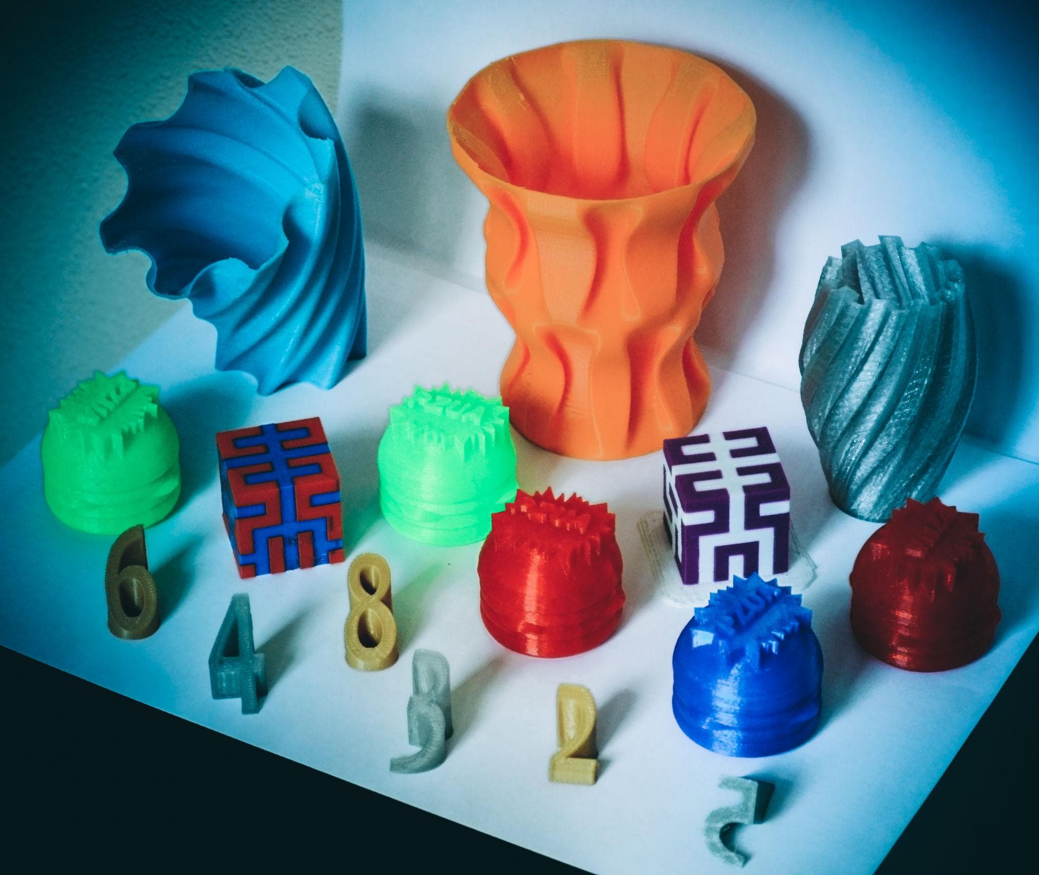 Različni 3D tiskani deli na delovni površini