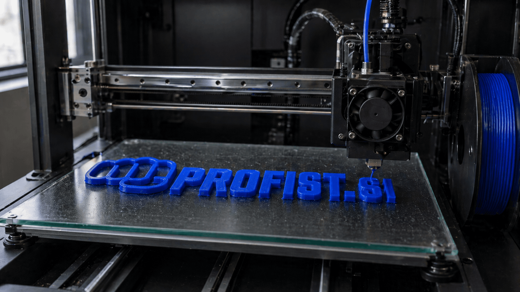 Moder 3D tiskan napis PROFIST.SI na tiskalni površini
